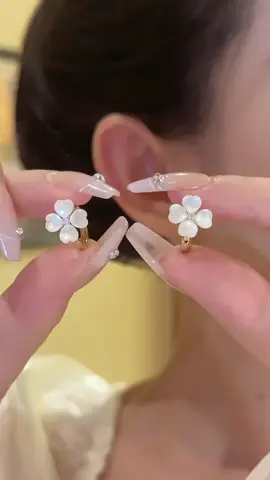 ต่างหูรูปโคลเวอร์สี่แฉก อเนกประสงค์และทันสมัย