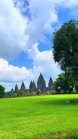 Salah satu ikon tempat wisatanya Jogja 🙌 𝙉𝙞𝙠𝙢𝙖𝙩𝙞 𝙡𝙞𝙗𝙪𝙧𝙖𝙣 𝙮𝙖𝙣𝙜 𝙗𝙚𝙧𝙠𝙚𝙨𝙖𝙣 𝙙𝙞𝙟𝙤𝙜𝙟𝙖 𝙗𝙚𝙧𝙨𝙖𝙢𝙖 𝙠𝙖𝙢𝙞. 𝙆𝙖𝙢𝙞 𝙈𝙚𝙡𝙖𝙮𝙖𝙣𝙞: ➡️ 𝙋𝙖𝙠𝙚𝙩 𝙏𝙤𝙪𝙧 𝙒𝙞𝙨𝙖𝙩𝙖 𝙅𝙤𝙜𝙟𝙖  ➡️ 𝙎𝙚𝙬𝙖 𝙈𝙤𝙗𝙞𝙡 + 𝘿𝙧𝙞𝙫𝙚𝙧 𝙅𝙤𝙜𝙟𝙖 ➡️ 𝙋𝙧𝙞𝙫𝙖𝙩𝙚 𝙏𝙧𝙞𝙥 𝙅𝙤𝙜𝙟𝙖 ➡️ 𝘼𝙣𝙩𝙖𝙧 𝙅𝙚𝙢𝙥𝙪𝙩 𝘽𝙖𝙣𝙙𝙖𝙧𝙖 𝙔𝙄𝘼 📩☎️ 𝙒𝘼 082138418703 #paketwisatajogja #sewamobiljogja #tripjogja #explorejogja #tempatwisatajogja #candiprambanan 