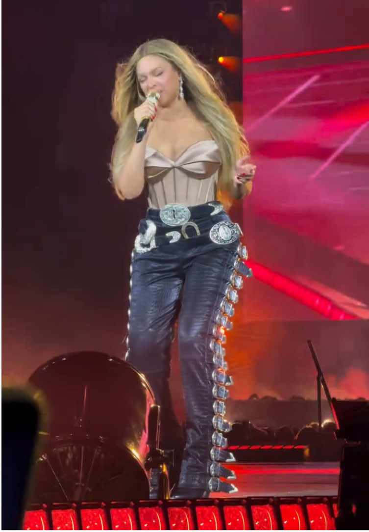 Beyoncé in New York (night 5)!! cc: xlarocketx #cowboycarter #cowboycarterbeyonce #cowboycartertour #beyonce #beyoncé beyonce singing flamenco #beyoncetour #beyoncetour2025 #beyoncé #f1 #metgala #jamescharles  #yaya #cowboycarter #chicago #newyork #newjersey #metlifestadium #eastrutherford #cowboycartertour @Parkwood Entertainment @Beyoncé @MetLife Stadium 