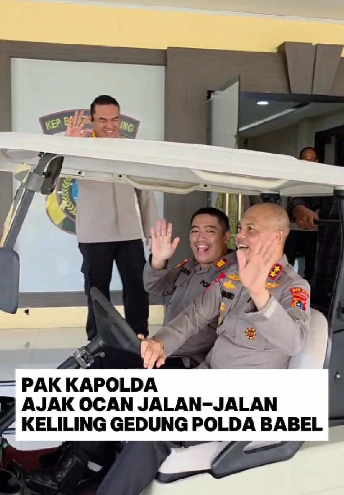 Masih ingat dengan seorang anak disabilitas hebat dan mempunyai cita-cita jadi Polisi bernama Ocan yang dulu pernah kita datangi kerumahnya. Ya, beberapa hari lalu giliran Ananda Ocan yang datang menemui Saya ke Mapolda Bangka Belitung. Wih keren ya, pakai Baju baru sang Kapten Ocan. Kebetulan sudah ke Polda, Saya ajak dia berkenalan dengan beberapa Pejabat Utama dan berkesempatan melihat-lihat ruang kerja Pak Kapolda. Sekalian juga, Ocan Saya ajak naik GolfCar untuk berkeliling dan berpatroli di sekitaran Mako. Melihat anggota Polisi, melihat gedung dan ruang lainnya yang ada di Polda Bangka Belitung. Alhamdulillah, saya melihat Ocan sangat senang dan bahagia sekali karena bisa merasakan moment ini. Terimakasih Ocan telah mampir ke Polda. Pesan Saya kepada Ocan, tetap jadi anak yang pintar, anak yang soleh, anak yang hebat, kuat dan juga tetap selalu tersenyum dan semangat. NB : Menebar kebaikan dan kebahagiaan itu sangatlah mudah, dengan hal sederhanapun itu bisa. @Divisi Humas Polri Official  @Kepala Kepolisian RI 