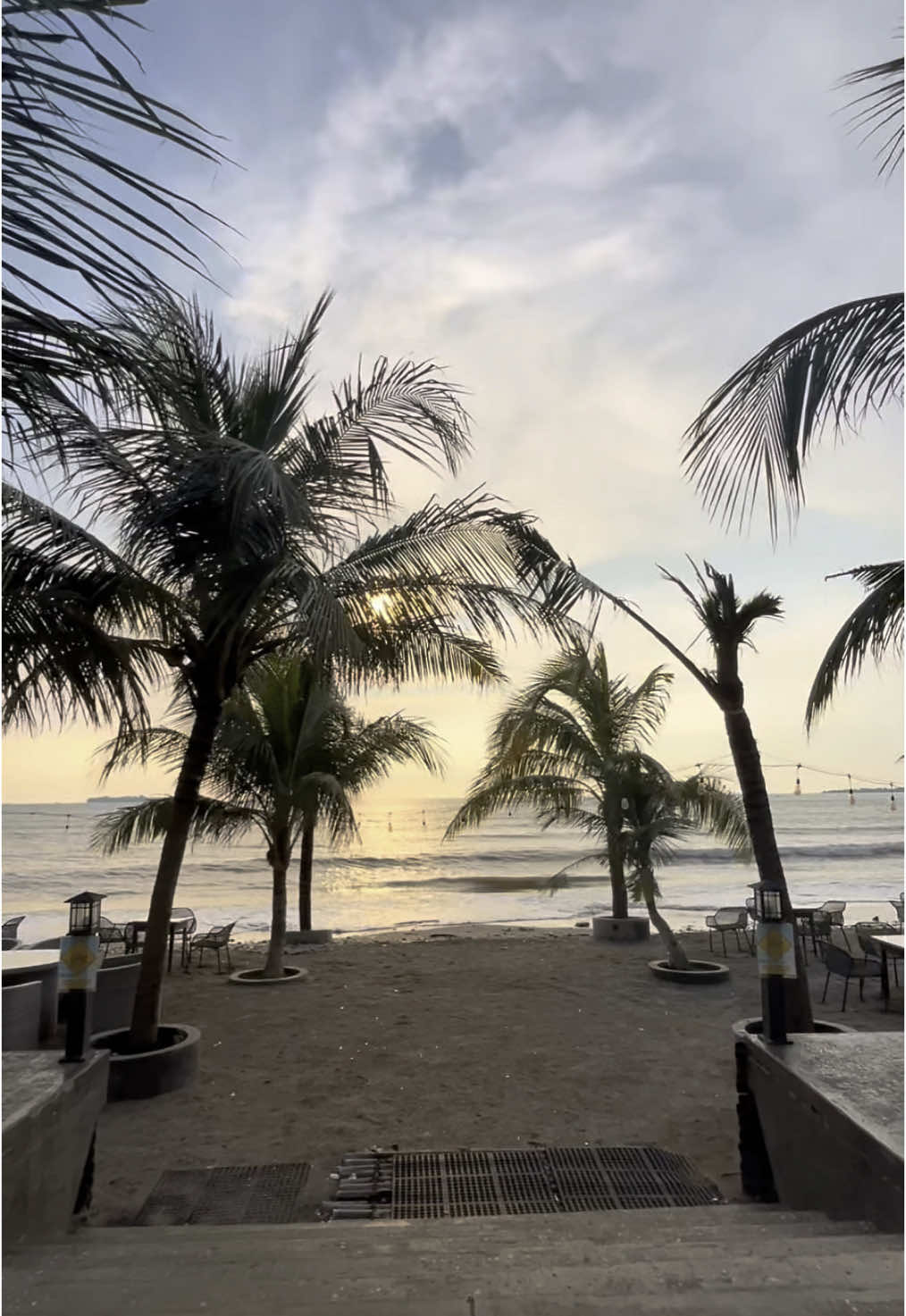 Nyore di Tabebuya Resto view langsung pantai dan sunset 🌊⛅️ Untuk restonya mulai dari Rp. 25.000 Btw Tabebuya ini deket Pantai Kartini dan Pantai Marina ya guys🌟enjoyyy!! #tabebuya #tabebuyaresortjepara #infojepara #jepara #explorejepara 