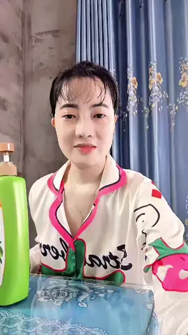 Muốn ngăn ngừa rụng tóc, giảm khô xơ,tóc bóng mượt bồng bềnh chắc khỏe hãy về đội em#phungphung63tiengiang #daugoi #daugoinuochoa #olive #naturalnourish #bongbenh #ngannguarungtoc #giamkhoxo #tiktokshop #xuhuong 