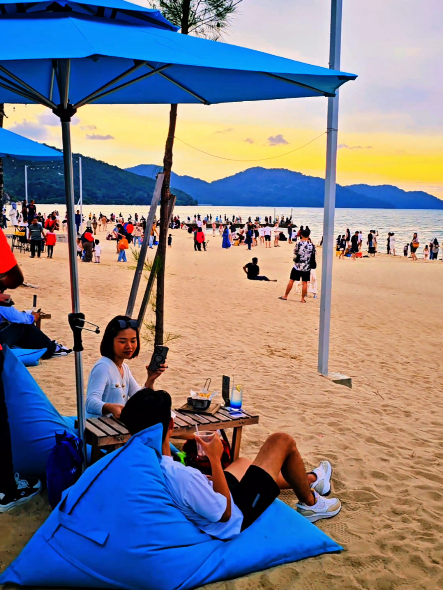 Batu Ferringhi beach 🏖️☀️🌊 #Beach #Travel #Malaysia #Vacation #batuferringgi #penang #penangmalaysia #batuferringhibeach #beachvibes #sunset #photooftheday #travel #malaysia #fyp 