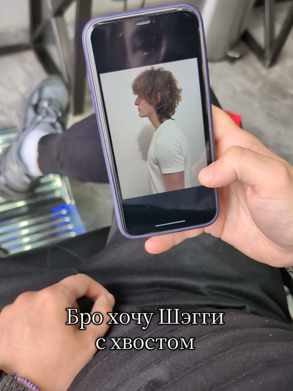 Ко мне пришел паренёк который хотел поменять с вой образ, мы вместе подобрали ему стрижку, которая будет ему к лицу и осуществили задуманное у меня в кресле #fyp #emo #эмо #москва #52 #swag #ванекподстрижка #стрижка #стилист #барбер #кроп #shaggy 