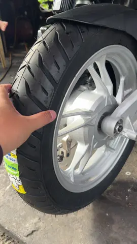 Vario 150 lên lốp michelin thông số 100/90-14. Cao hơn 1cm so với lốp zin của hãng, không bị cấn cạ gì nhé ae #vario150 #honda 