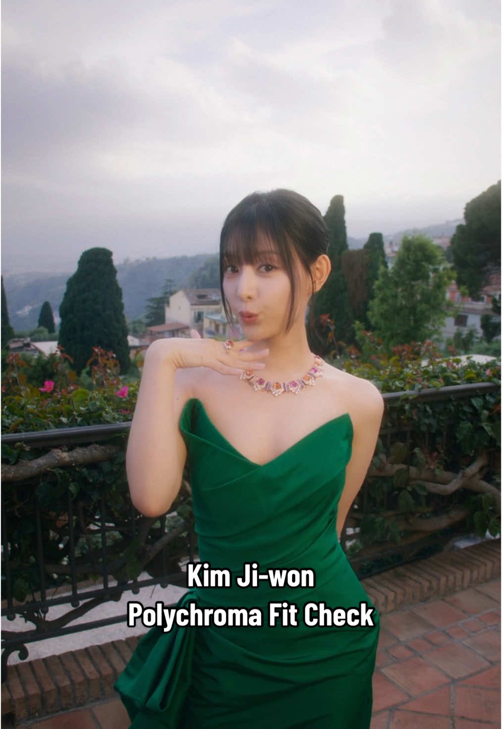 Grace, light, and brilliance! #KimJiwon wears #BvlgariHighJewelry in Taormina. #Polychroma