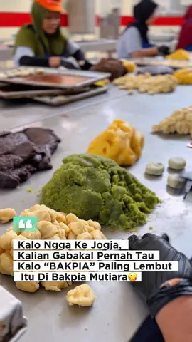 Kalo kalian ga liburan ke Jogja, kalian gabakal pernah tau kalo “Bakpia” paling lembut itu cuma ada di Bakpia Mutiara!😍✨