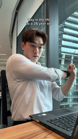 clock in, clock out ⏱️ . working a 9-5 can feel lifeless, draining, and repetitive but I’ve learned to find the small moments in these days like a quiet coffee break, a recharging lunch, seeing the sun set after work, and making time doing things I love outside of work, to make the routine feel a little less heavy. Here’s a reminder to pause and enjoy the small moments in life ✨🙌🏻