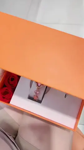 ใส่นาฬิการูปใบโคลเวอร์สี่แฉก! เป็นสาวนำโชคสุดเก๋