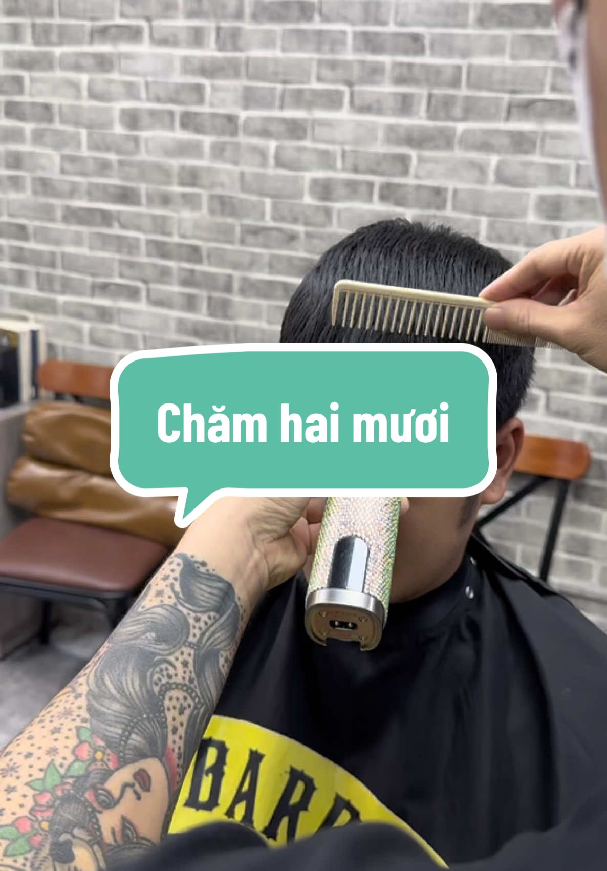 Từng công đoạn , tường đường tông đơ và đấy là cách Chow thực hiện #mohican #chowbarber #midfade 
