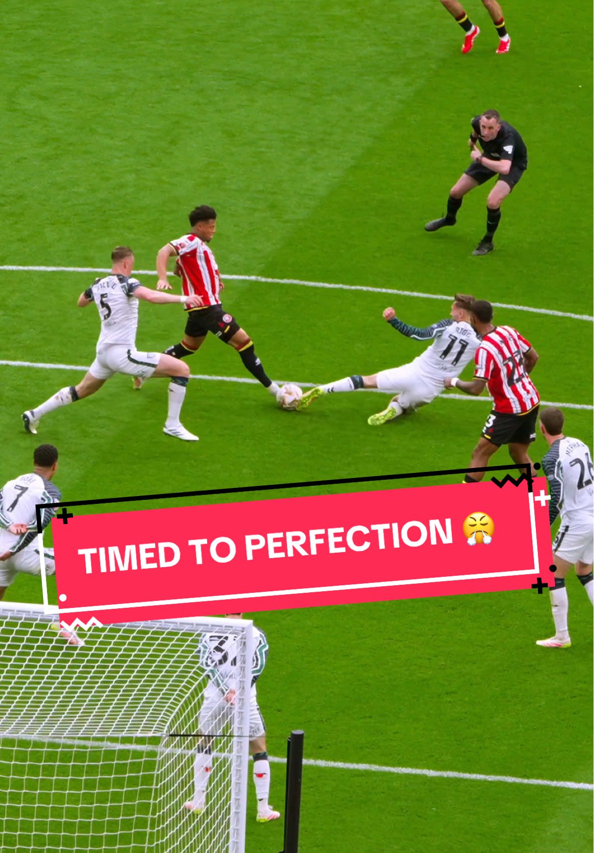 The last tackle from Trai Hume is just outrageous 🤣 #SunderlandAFC #wembley #PremierLeague #soccertiktok #viral #foryou #FYP #slowmotion #tackle #slidetackle #perfect 