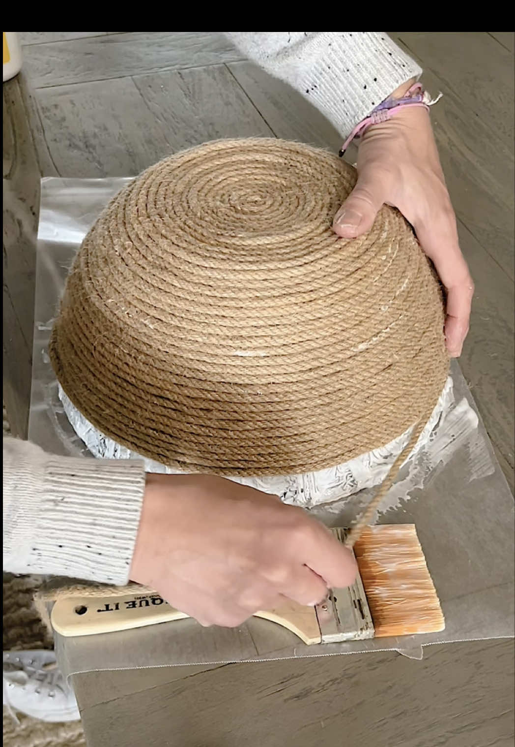 Easy $5 DIY jute rope bowl✨ Home decor is so expensive so I try to make my own. When I wanted an oversized bowl for my dining table, I made one using about $5 worth of craft supplies and in about 10 minutes! This would be gorgeous on a dining table, coffee table or console. All you need is a large bowl, a spool of jute rope, Mod Podge, a paint brush and some plastic wrap. 