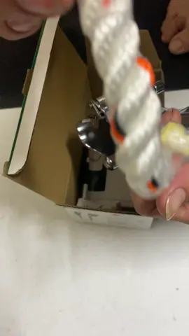 #baoholaodong #sonnha #sonnhadep #xuhuongtiktok #antoanlaodong #thodien Khóa hãm chống trượt là thiết bị bảo vệ người lao động trong các trường hợp bất ngờ, khẩn cấp,để đảm bảo an toàn, phòng chống tai nạn không đáng có xảy ra khi phải làm việc trên cao liên tục thì người lao động cần phải trang bị cho mình khoá cáp cứu sinh chất lượng…