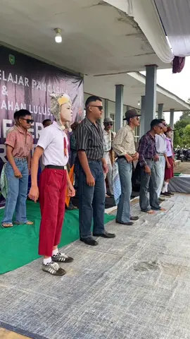 Gen Z dengan gaya tahun 90 an #90style #perpisahansekolah #graduation #anaksekolah #anaksmk #stm #sma #fyp 