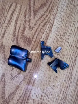 I searched for it for years to finally broke it… i wan’t to mill kyself. #billieeilish #eilishno2 #billieeilishfragrance  @BILLIE EILISH girl send me a new one please thank you so much 🙂