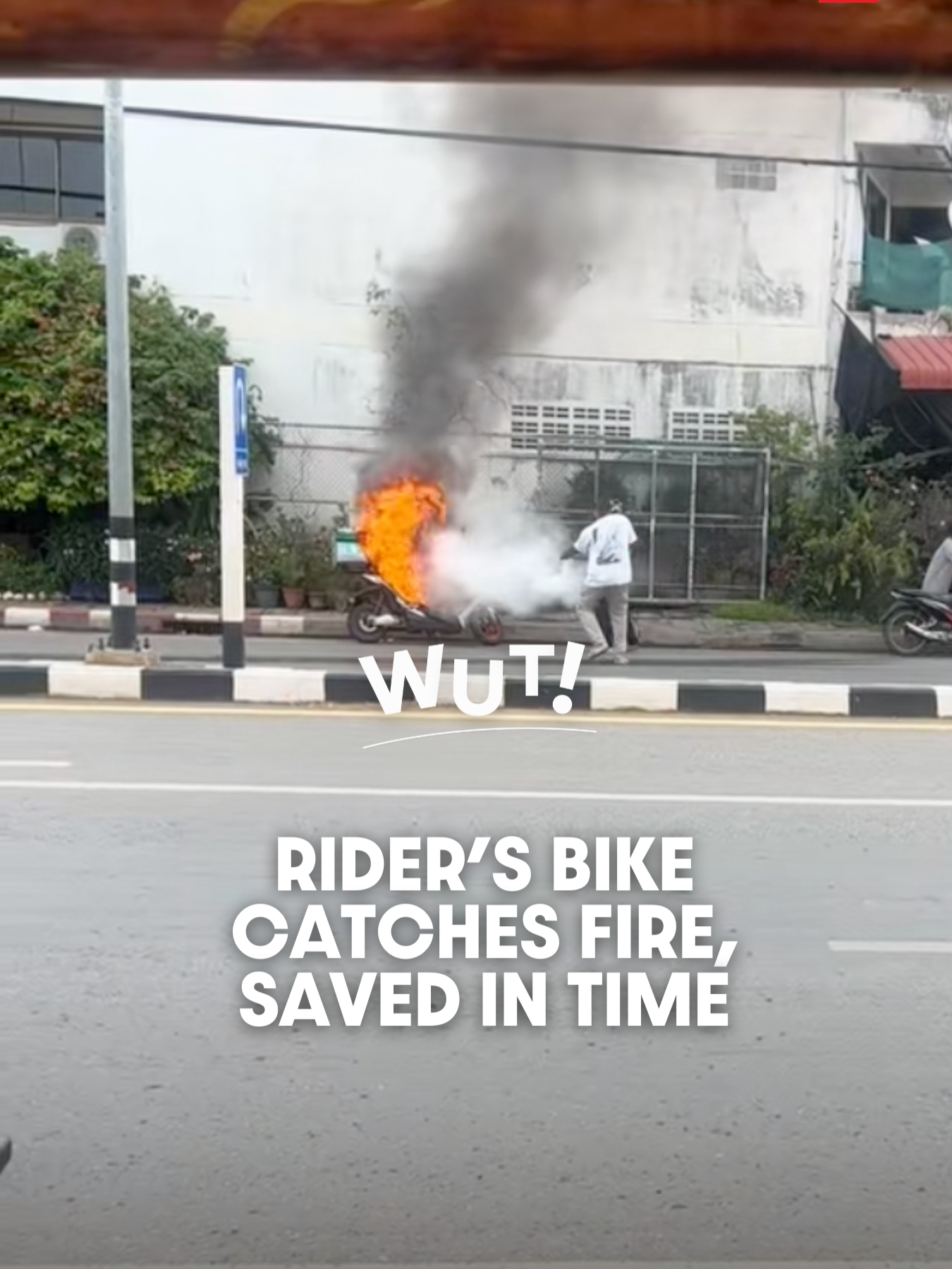 TikTok user ‘ppppppp45628’ shared a tense moment when a delivery rider’s motorcycle suddenly caught fire, only for a Good Samaritan to jump in and help extinguish the flames just in time. . She explained that she owns a grocery store across the street from where the incident happened. When the fire broke out, the owner of the opposite shop quickly grabbed a fire extinguisher and handed it to a customer in a white shirt—who turned out to be a police training instructor. He then rushed in to put out the blaze, with help from another Samaritan. While the motorcycle was damaged, thankfully, no one was injured. The clip quickly gained attention online, with commenters praising both the shop owner and the police officer for their calm and swift response in helping the rider. . แอคเคาท์ TikTok ‘ppppppp45628’ เผยวิดีโอนาทีระทึกรถมอเตอร์ไซค์ของไรเดอร์คันหนึ่งไฟลุกท่วมก่อนจะมีพลเมืองดีเข้าไปช่วยดับไฟ โดยเธอเล่าว่าเธอเป็นเจ้าของร้านขายของชำที่อยู่ฝั่งตรงข้าม เมื่อเห็นไฟลุกท่วมเจ้าของร้านอีกคนหนึ่งจึงวิ่งไปหยิบถังดับเพลิงที่อยู่ในร้านออกมาก่อนจะส่งให้ลูกค้าที่สวมใส่เสื้อสีขาวซึ่งเป็นครูฝึกตำรวจเข้าไปช่วยดับไฟและมีพลเมืองดีอีกท่านเข้ามาช่วยดับไว้ได้ทัน ถึงแม้ว่าตัวรถมอเตอร์ไซค์จะได้รับความเสียหาย แต่โชคยังดีที่ไม่มีใครได้รับบาดเจ็บจากเหตุการณ์นี้ โดยหลังจากคลิปนี้เผยแพร่ออกไปก็มีคอมเมนต์เข้ามาชื่นชมความมีน้ำใจของเจ้าของร้านและครูฝึกตำรวจที่เข้าไปช่วยเหลือไรเดอร์คนดังกล่าวได้อย่างมีสติและทันเวลา . 📹 Video courtesy of ‘ppppppp45628’ . Follow us for more news and updates in Thailand. #WUT #TSLTHWUT #NEWS #ViralVideo #Thailand