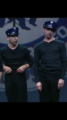 Sugar 😂👮‍♂️🚓🤪 #risateallitaliana #aldogiovanniegiacomo #applausi #agg #sugar #chespettacolo🤩🤩 #comeagiamo #chespasso #grosserisate #pastaconlesarde #tanterisate #troppoforti😘 #capitano #polizia #sempreallerta 