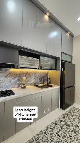 Ideal height of kitchen set. 💝🫶 #kitchenset #kitchensetaluminium #kitchensetantirayap #kitchensetantiair #kitchensetantilembab #interior #furniture #interiordesign #furnituredesign #inspirasi #dapur #dapurmodern #dapurminimalis #fyp #fypdong #bismillahfyp 