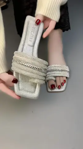 Dép lê đính đá #dep #deple #depxinh #depnu #giaydepxinh #depnuthoitrang #depnuxinh #xuhuongtiktok #xuhuongtiktok 