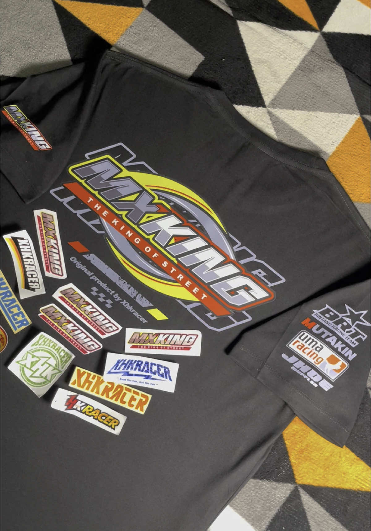 New Desain Nih Boyy Buat User MX KING 🤩🤙. T-Shiet MX KING The King Of Street Original XHK RACER. Ready 4 Warna Dengan Desain Kecenya Dan Pasti Free 5 Stickernya. Order Klik Di Keranjang Kuning Ya Kawan 😋🫵🔥 #xhkracer #pakexhk #4u #mxking #mxking150 #mxkingsolostyle #mxkingindonesia #mxkingmodifikasi #mxkingmalaysiastyle #mxkingsoloraya🔥 #mxsoloraya #mxsolostyle #mxprostreet 