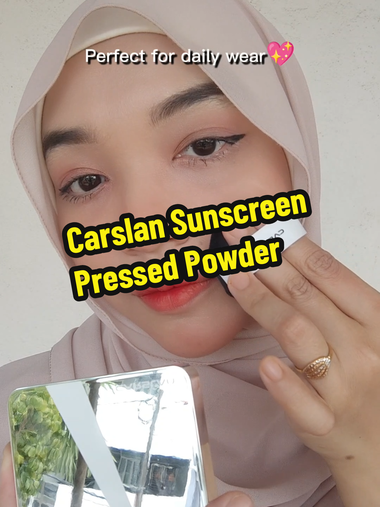 Carslan Pressed Sunscreen Powder serius best..klau korang dah mekap tpi lupa pkai sunscreen ..touch up je dengan powder ni..@carslan.my #CARSLAN #carslanmy #2in1foundation #uvfoundation #uvprotection #sunscreen #sweatproof #waterproof #transferproof #makeup #basemakeup #makeuphacks #newarrivals 
