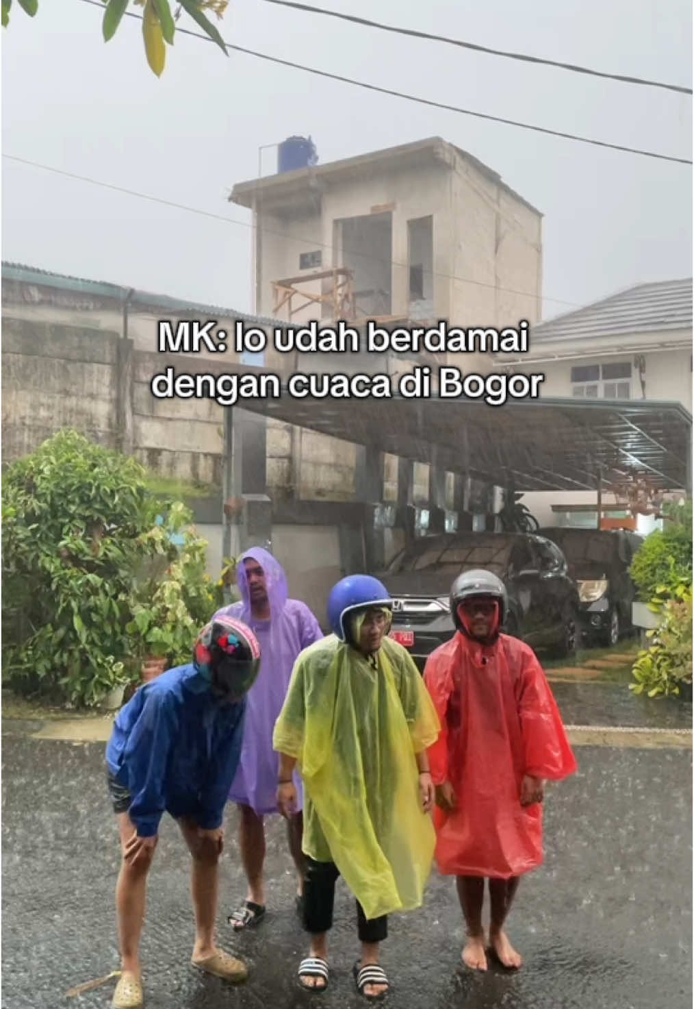 Hujan di Bogor hukumnya fardhu ain #kulturain #kulturainbogor #kulturainbgr #bogor #fyp #xyzbca #foryou #kotabogor #fyppppppppppppppppppppppp #hujan #jashujan #bajuadatbogor 