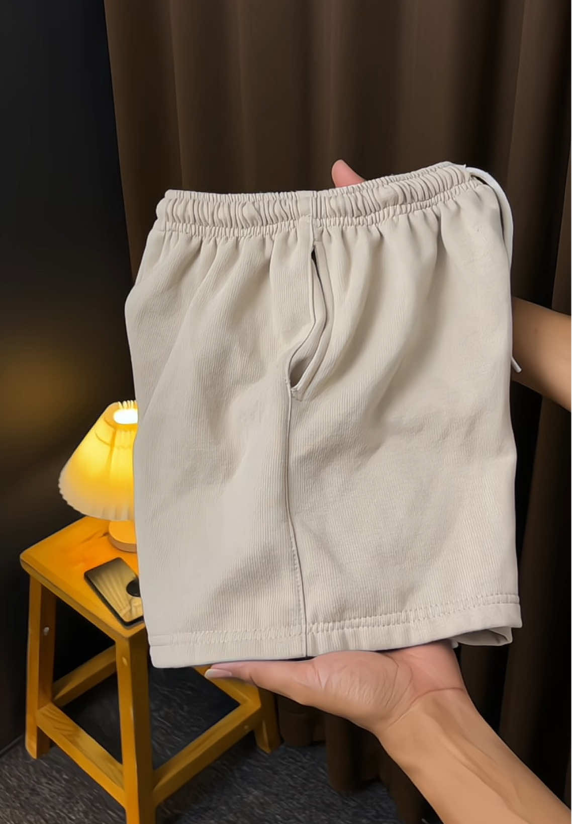Celana pendek 30ribuan  Celana pendek (diatas lutut) bahannya hasul nggak berbulu cewek cowok bisa pakai #celana #celanapendek #celanaunisex #shorts #celanapendekpria #celanapendekwanita #celanamurah #shortpants 