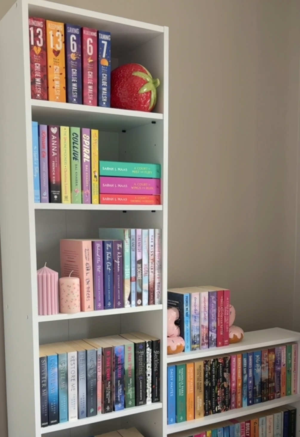 decorate/fill my new bookshelf🌸🌸⭐️⭐️🍓🍓📖📖🕯️🕯️I kinda made this shelf a “favourites” shelf but realised A LOT of my favourites were read on my kindle🥲#bookshelf #fillmybookshelf #booknook #readingnook #readingcorner #homelibrary #bookworm #bookroom #bookshelfdecor #bookshelforganization 