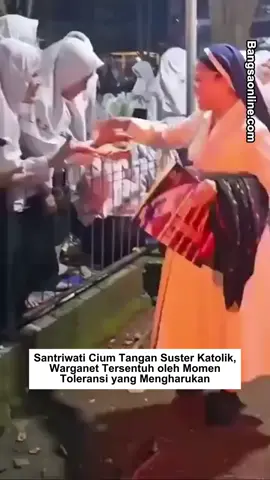 Santriwati Cium Tangan Suster Katolik, Warganet Tersentuh oleh Momen Toleransi yang Mengharukan Sebuah momen penuh makna terekam dalam video yang menunjukkan sikap saling menghormati antarumat beragama di Indonesia. Terlihat sekelompok santriwati Muslim menyambut seorang suster Katolik yang sedang melintas, dengan salam hangat, senyuman tulus, dan mencium tangan sang suster sebagai bentuk penghormatan. Gestur sederhana namun menyentuh ini sontak menuai banyak pujian dari warganet. Banyak yang melihatnya sebagai wujud nyata dari semangat toleransi dan cinta kasih di tengah keberagaman keyakinan yang ada di Tanah Air. Dalam video tersebut, sang suster tampak tersenyum haru saat disapa oleh para santriwati yang mengenakan seragam muslimah lengkap. Tak ada batas agama dalam sapaan mereka—yang ada hanyalah penghormatan antarmanusia. 