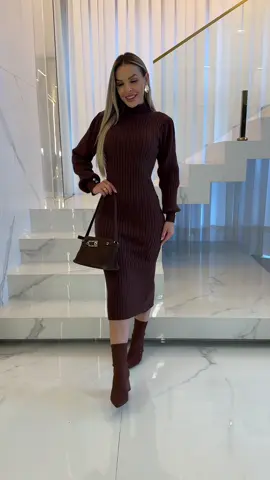 Vestido tricô Elowen!🤎 já disponível nas lojas físicas e site. www.maniadevestir.net.br