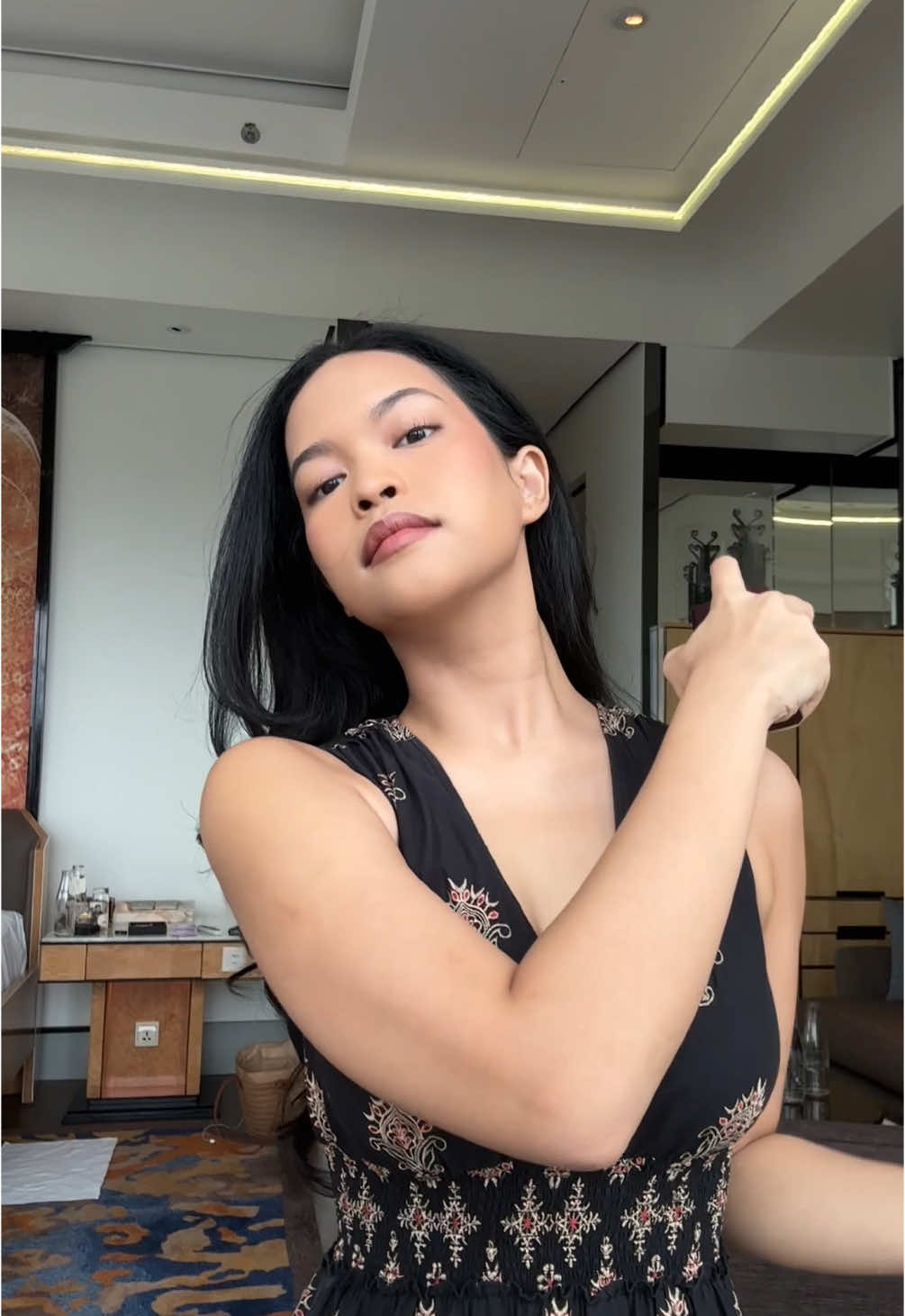 Udah lamaa ga nyicip hal hal baru dari brand inih, ini new releasenya Hint yang Fatale emang wanginya lebih dark feminine gituu. @HINT Fragrance #perfume 