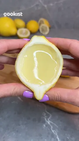 Vuoi stupire i tuoi amici all’aperitivo?😎 Questa gelatina di limone è un’idea perfetta!🍋🤩 👩🏼‍🍳La nostra Melissa ci spiega passo passo come farla: 👉INGREDIENTI: 3 limoni  75g di acqua  75g di succo di limone  2g di agar o 1 foglio di gelatina  30g di zucchero  👉PREPARAZIONE: 1. Taglia i limoni a metà dal lato più lungo, puoi privali della polpa e metti da parte. 2. Spremi la polpa ottenuta e filtra il succo, mettilo in un pentolino insieme allo zucchero, poi aggiungi l’agar agar, appena arriva a bollore, lascia circa un minuto e poi spegni. 3. Trasferisci il liquido, nei limoni svuotati e lascia raffreddare completamente, poi trasferisci in frigo. 4. Una volta freddi saranno pronti per essere tagliati a spicchi e serviti. #cookist #gelatinadilimone #gelatinallimone #limone #ideasfiziosa