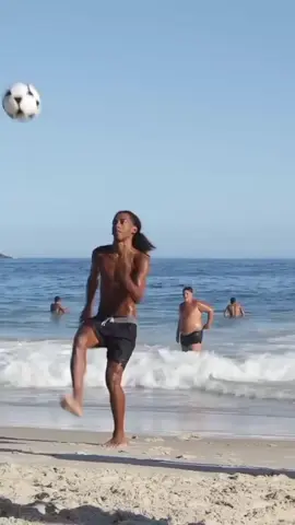 le talent fou des jeunes brésilien avec un ballon rond #footballtiktok #finofoot #bresil🇧🇷 