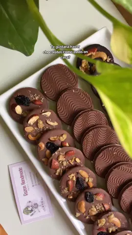 🍫¿Te imaginas dominar el arte del chocolate desde casa? Aprende a crear verdaderas joyas de chocolatería y pastelería fina con nuestras clases online, 100% prácticas y guiadas por un chef pastelero👨‍🍳 profesional. Desde las bases hasta técnicas que sorprenden, este curso está diseñado para que emprendas o disfrutes al máximo tu pasión por el chocolate. Incluye: ✅ Videoclases HD ✅ Acceso ilimitado ✅ Asesoría directa del chef ✅ Recetario en PDF y Ebook ✅ Certificación Inscríbete ahora desde nuestro perfil o entra aquí: https://beacons.page/chocolateria.desdecasa #chocolateart #pasteleriacreativa #chocolateríasanginés 