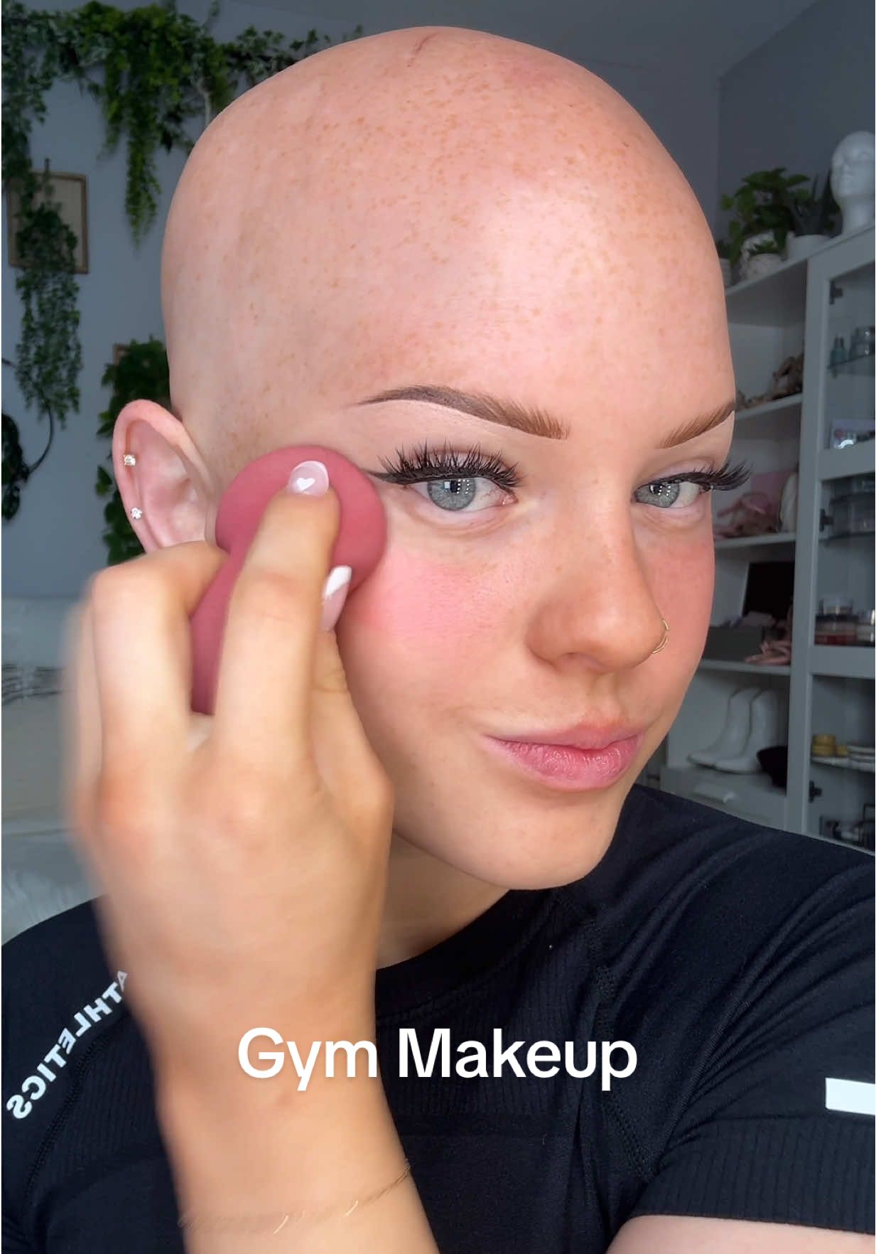 Gym makeup… yes makeup to the gym but just a small amount 😁 The makeup:  -for eyebrows im using the L’Oreal Faux brow pens @L’Oréal Paris  -to clean up the brows im using the Colourpop Pretty Fresh concealer @ColourPop Cosmetics  -for eyelashes im using the House of Lashes Iconic lashes @HouseOfLashes  -for my blush im using the Colourpop liquid blush -for lips im using the Colourpop so juicy lip gloss  #cppartner #makeup #alopecia #gym 