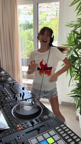 VAMOS A LA PLAYA 🌊🌴☀️ #dj #djmix #djgirl #mixing 