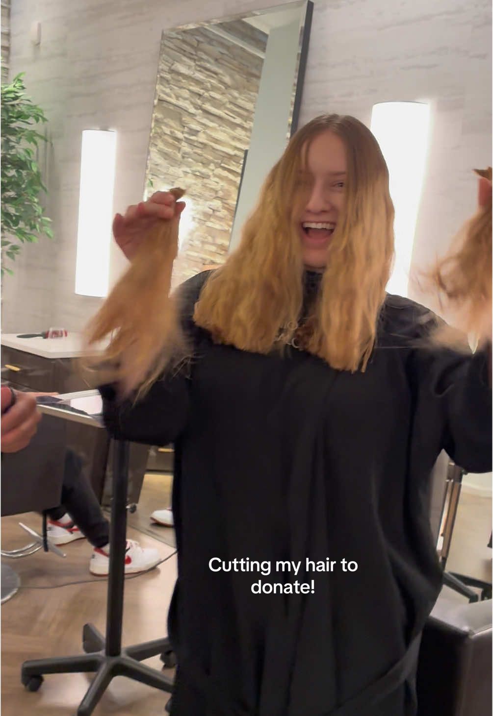 So happy I can donate my hair (for the 4th time!) shout out to Jessica O’Brien at Antonio Prieto hair salon in nyc for this amazing cut! #curlyhairstyles #curlyhaircut #nychairstylist #hairdonation #bigchop 