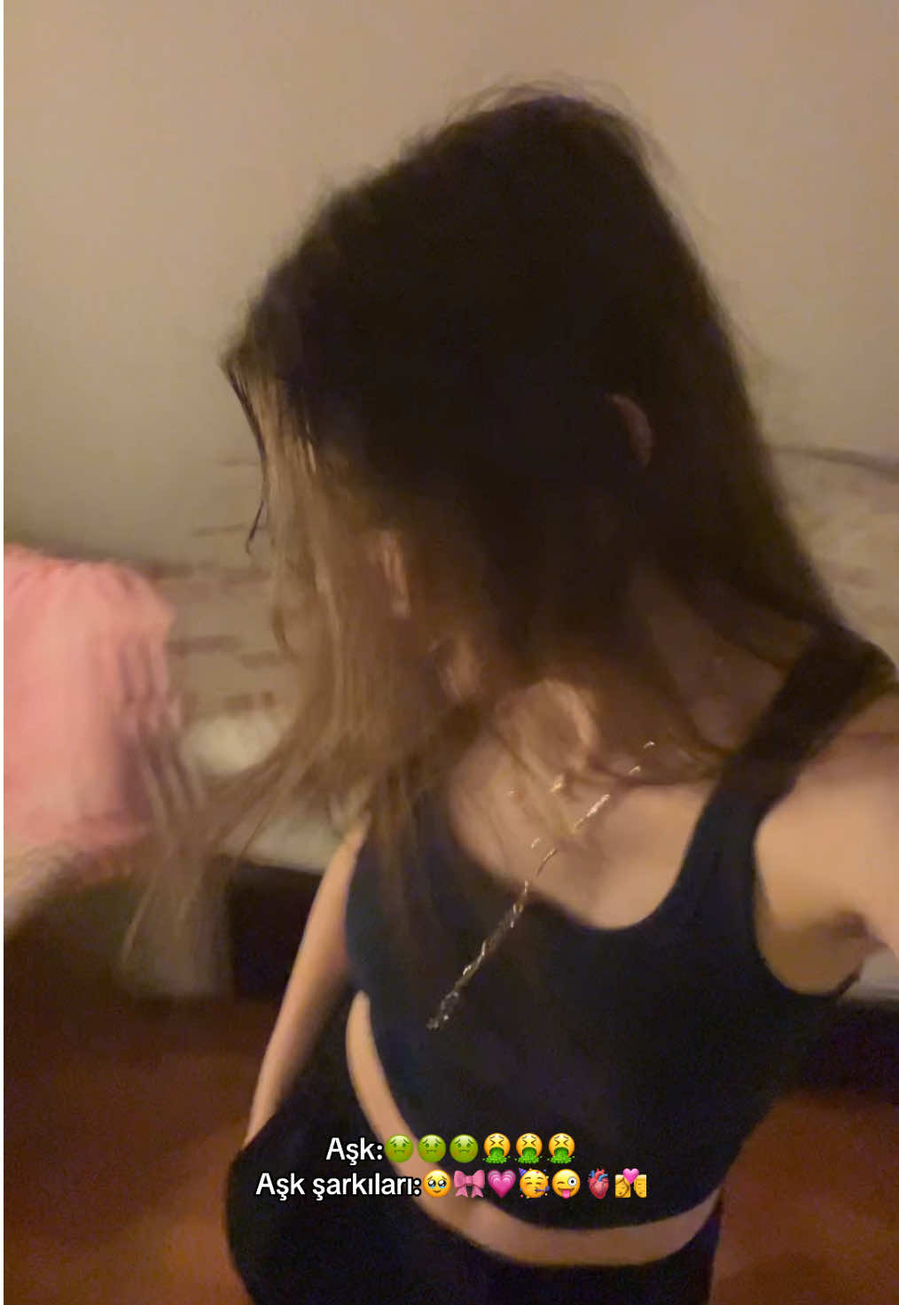 Kız neşesinin dibini yaşıyorum 