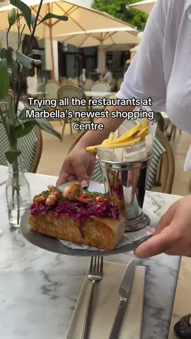Went to Marbella’s newest shopping centre to check out their restaurants and this one did not disappoint 😍 #marbella #holiday #holidays #shopping #shoppingcentre #forum #newin #fish #lobster #lobsterroll #food #Foodie #foodreview #mukbang #mukbangvideo #mukbangeatingshow #seafood #fyp #foryou #fries 