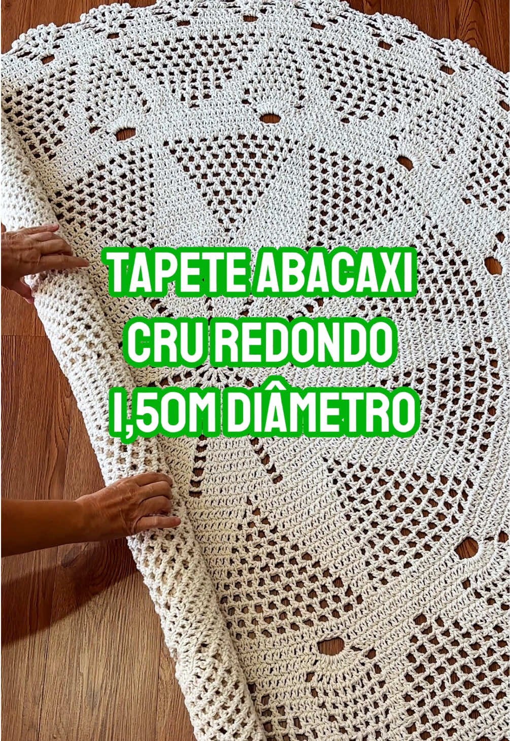 Nosso lindo tapetão abacaxi redondo com 1,50m de diâmetro, perfeito para a decoração de quartos e salas! Adquira já o seu! 😍🍍  Venha nos visitar!! 🤗 Endereço: Rua José Custódio, 1239, Centro, Ibitinga-SP Ou nos chame no wpp para pedidos online: (16)99609-2869  #croche #decoracao #casa #tapetequarto #artesanato #manual #feitoamao #kazzadocroche #crochê #tapetecroche #tapeteredondo #tapetegrande 