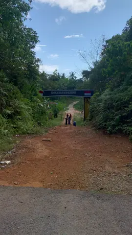 Aku DiIndonesia Kau Dimalaysia, Batas Antara Indonesia Dan Malaysia 🇮🇩🇲🇾 #batasnegara🇮🇩🇲🇾 #sempadanmalaysia #batasindonesiamalaysia #perbatasanindonesiamalaysia #republikindonesia #pyf 