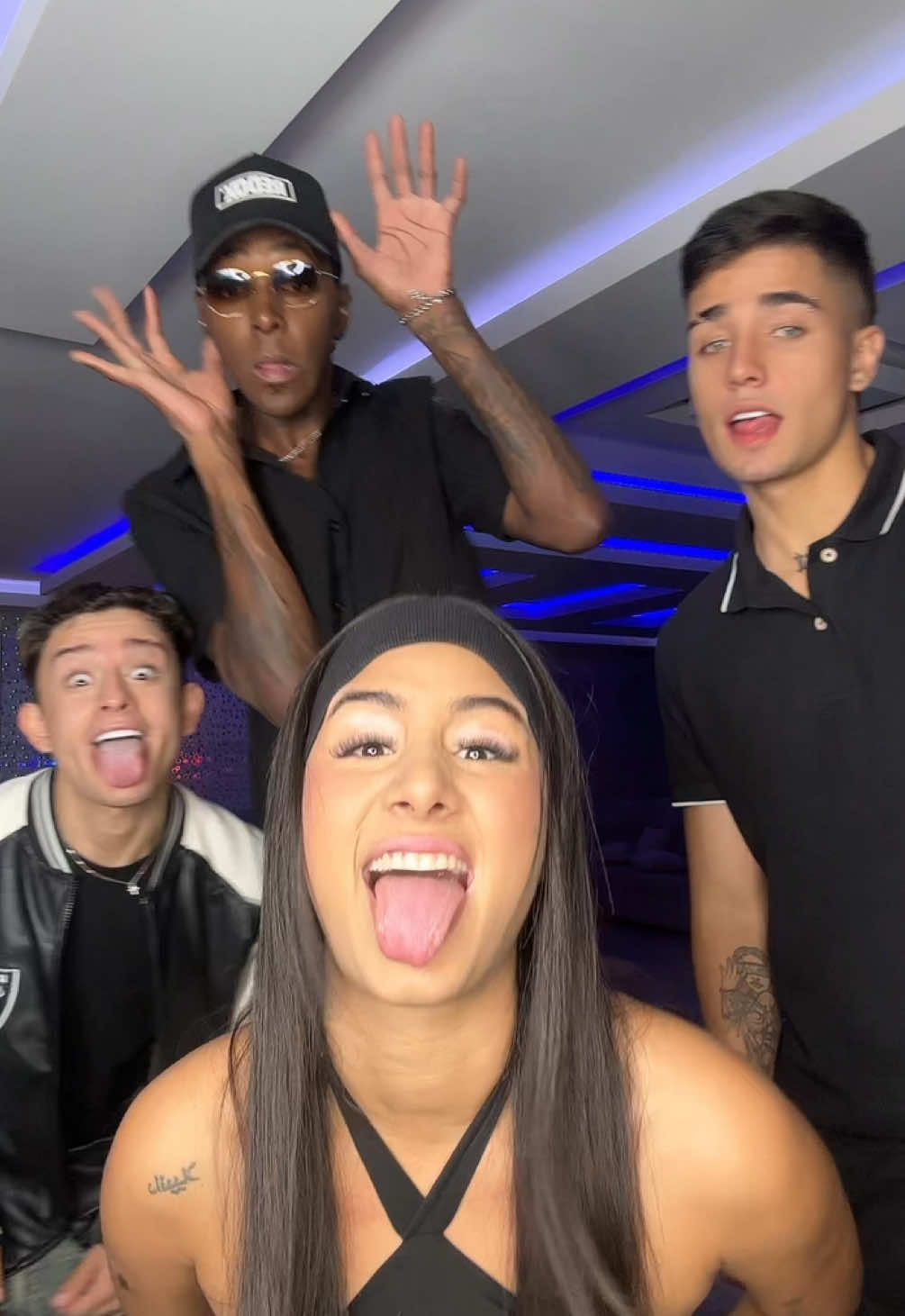 Quien quiere conocer nuestra casa?😙💋 @𝑺𝒕𝒊𝒘𝒂𝒓𝒅 ☻ @Abrahamdpe @hinca @𝗩𝗜𝗕𝗘𝗦 𝗛𝗢𝗨𝗦𝗘⌂ 