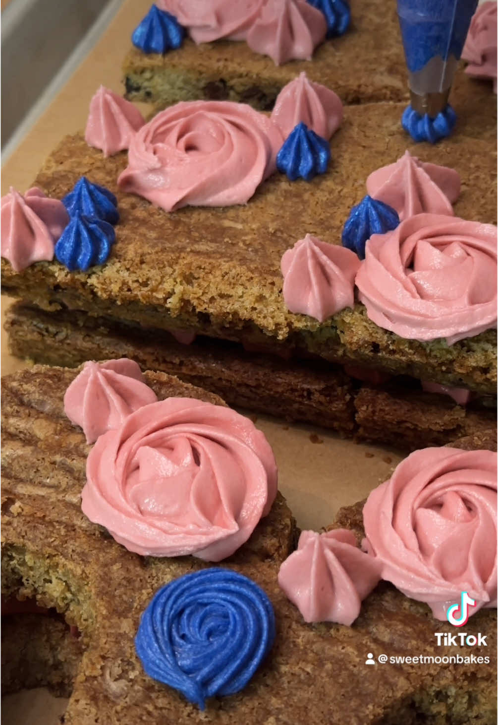 My 2nd cookie cake i've ever made for my coworker's daughter's graduation. These are so fun, but nerve wracking. #homebaker #LearnOnTikTok #fyp #sweetmoonbakes