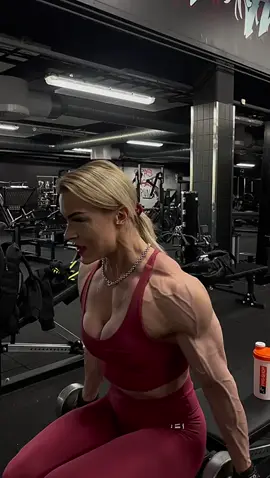 #IFBB #Woman #Muscle @paulaifbbpro 