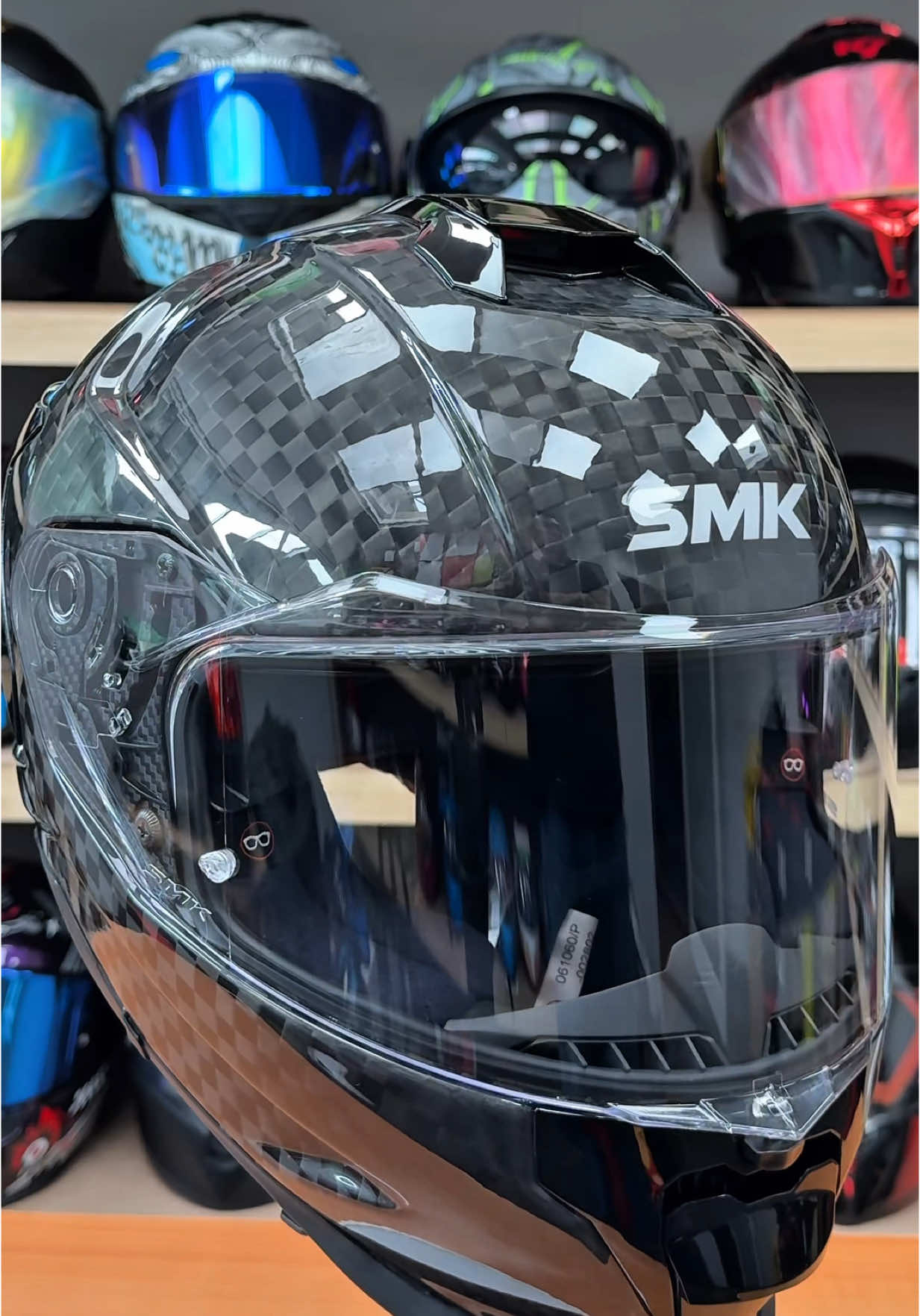 TITAN CARBON SOLID by @smkhelmets_official  🔥 Doble certificación (ECE 2206 & DOT) 🔥 Fabricado con una calota exterior de Tecnología de Fibra de Compuestos de Carbono Premium (PCFT) 🔥 Mica certificada con mecanismo de seguridad 🔥 Alerón aerodinámico diseñado en túnel de viento 🔥 Preparado para uso con lentes oftalmológicos 🔥 Sistema de extracción rápida en caso de accidente 🔥 Cubre barbilla desmontable 🔥 Interiores premium super cómodos, extraíbles y lavables 🔥 Preparado para intercomunicador y/o manos libres 🔥 Pinlock 70 de regalo 🔥 Peso 1,650 +/- 50 gr #dommarmx #casco #helmet #moto #motorcycle #moteros #cascomoto #bike #biker #smk #fibradecarbono #topedegama
