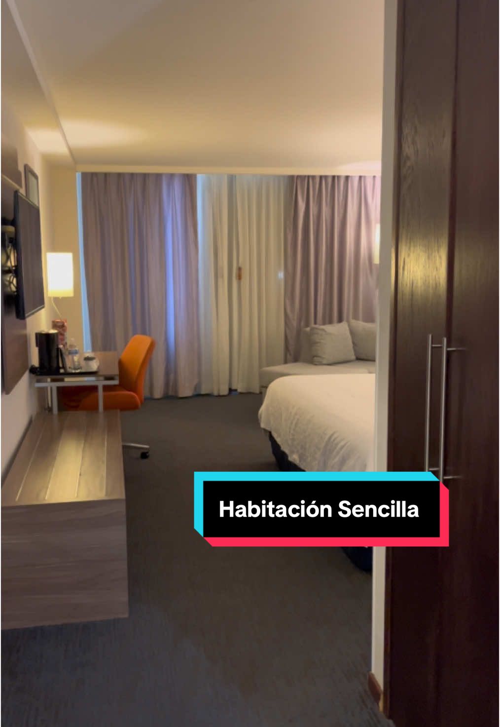 🛏️ Comodidad que se siente desde el primer momento 🛋️ Así es nuestra habitación Sencilla en Holiday Inn Express Culiacán. Ideal para descansar después de un día de trabajo o explorar la ciudad 🌆 ✔️ Cama King súper cómoda ✔️ Espacio amplio y funcional ✔️ WiFi gratis y escritorio de trabajo ✔️ Desayuno Express en cortesía Tu descanso, nuestra prioridad. ¿Ya reservaste? 😉 #HolidayInnExpress #Culiacán #KingSize #HotelComfort #IHGHotels #ViajesDeNegocios #DescansoGarantizado  