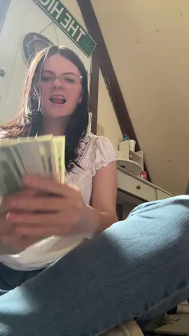 2K in $100s vs 2K in 100s of dollars #fyp #fy #fypシ #abby_may17 #goviral #graduation #classof2025 #gradutionmoney #payday #money 