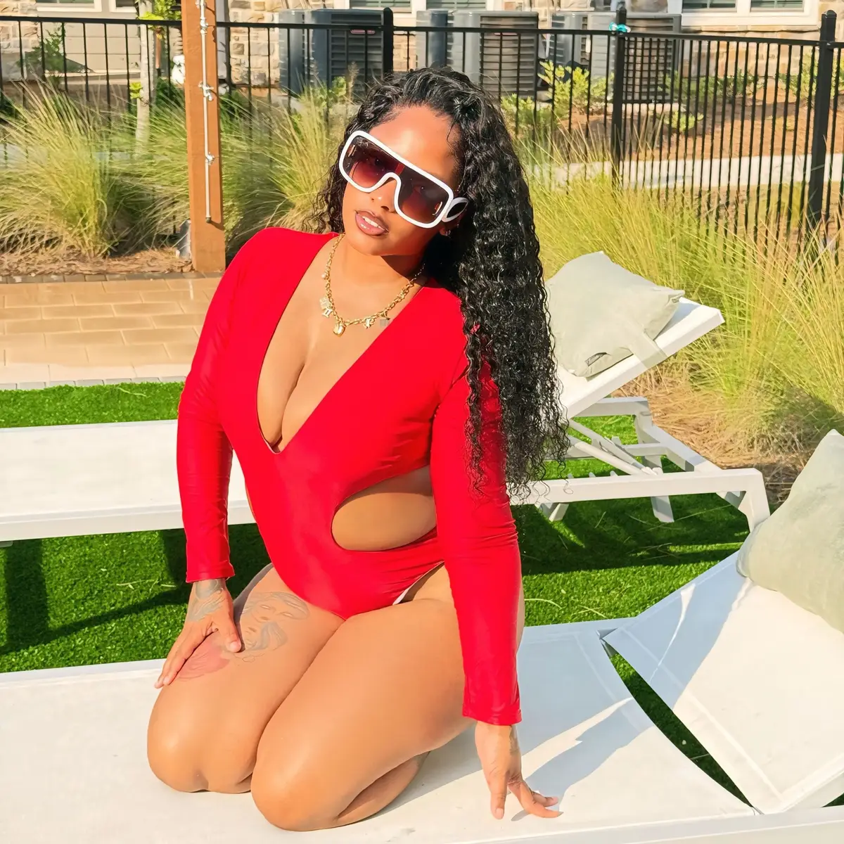 Poolside is my favorite side 🥵💦❣️ Hair from @Thebundledepot_  Use code SOSINCEREEE for exclusive savings 🔥🔥🔥 #sosincereee #Summer #poolside #curlyhairroutine #curlyflipover #bundledepot #thebundledepot 