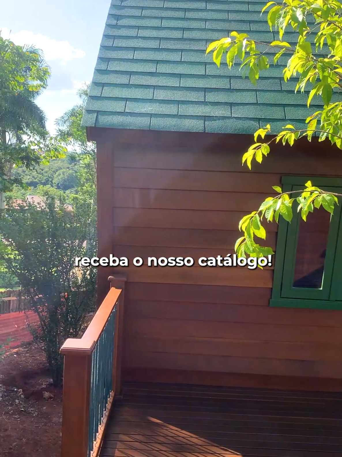 Alguém aqui já sonhou em ter uma casa na árvore? Um espaço elevado, com escada, varanda e muita personalidade, perfeito para brincar, explorar e viver momentos inesquecíveis. Quer saber mais? Comente 💬 receba o nosso catálogo! 👇 #casinhadeboneca #playhouse #cenografiainfantil #casinhasjoaoemaria #casinhademadeira 