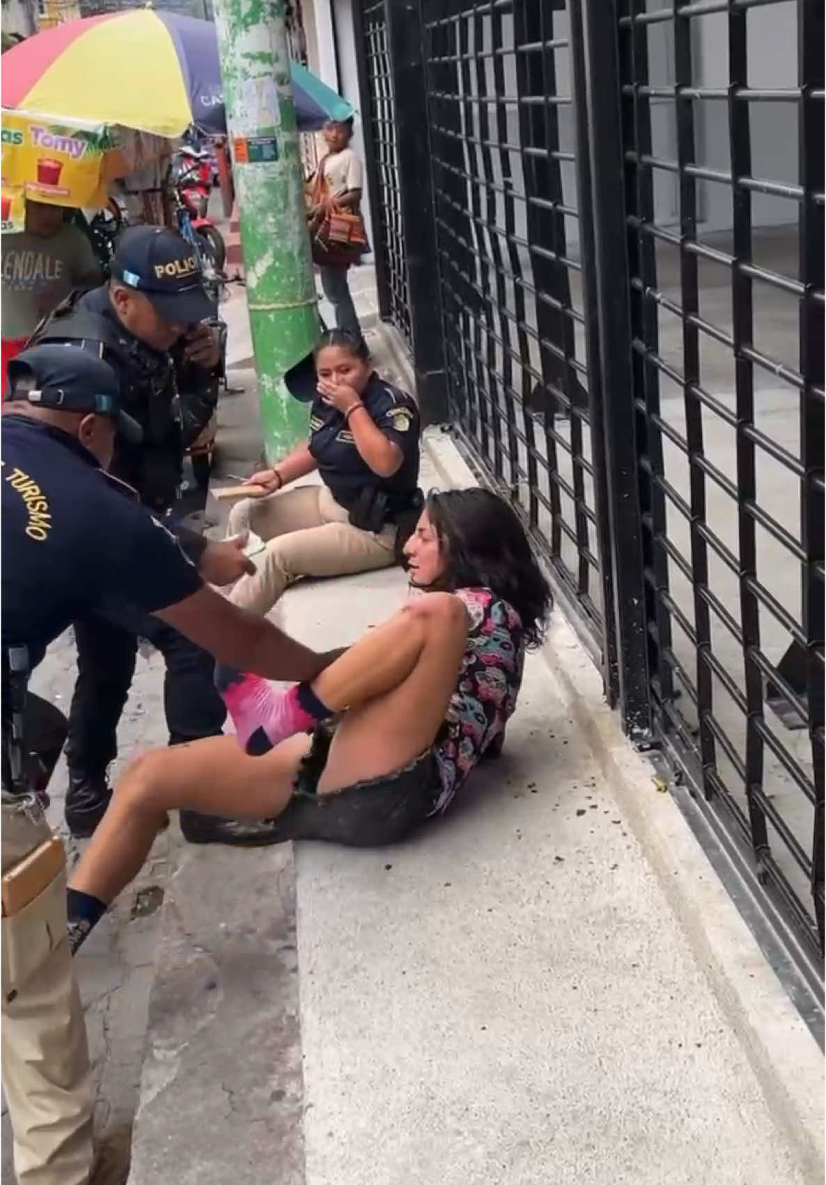 Y eso que está esposillada 😅PNC mano dura #guatemala🇬🇹 #viralditiktok #guate #guatemala #guatemala🇬🇹viral #paratiiiiiiiiiiiiiiiiiiiiiiiiiiiiiii #colombia #swat #pncdeguatemala #amor 